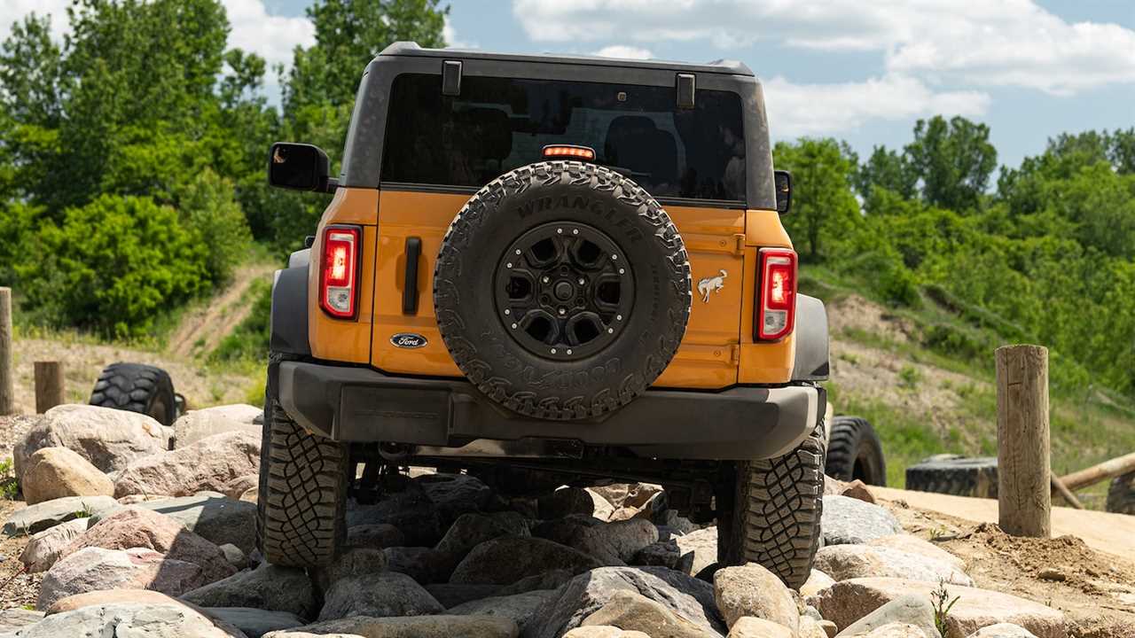 The 2021 Ford Bronco’s Fuel Economy Is Not Good, Trails Even the Thirsty Wrangler