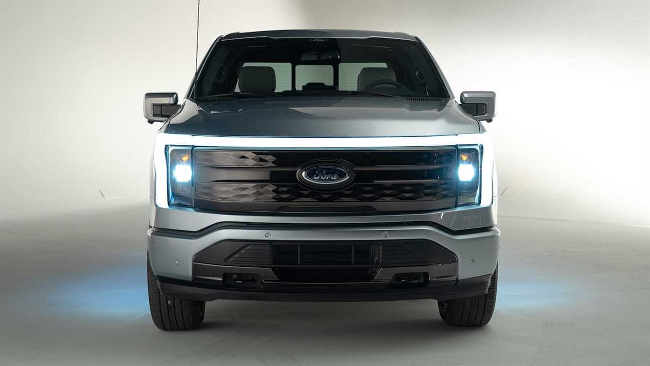 2022 Ford F-150 Lightning front end