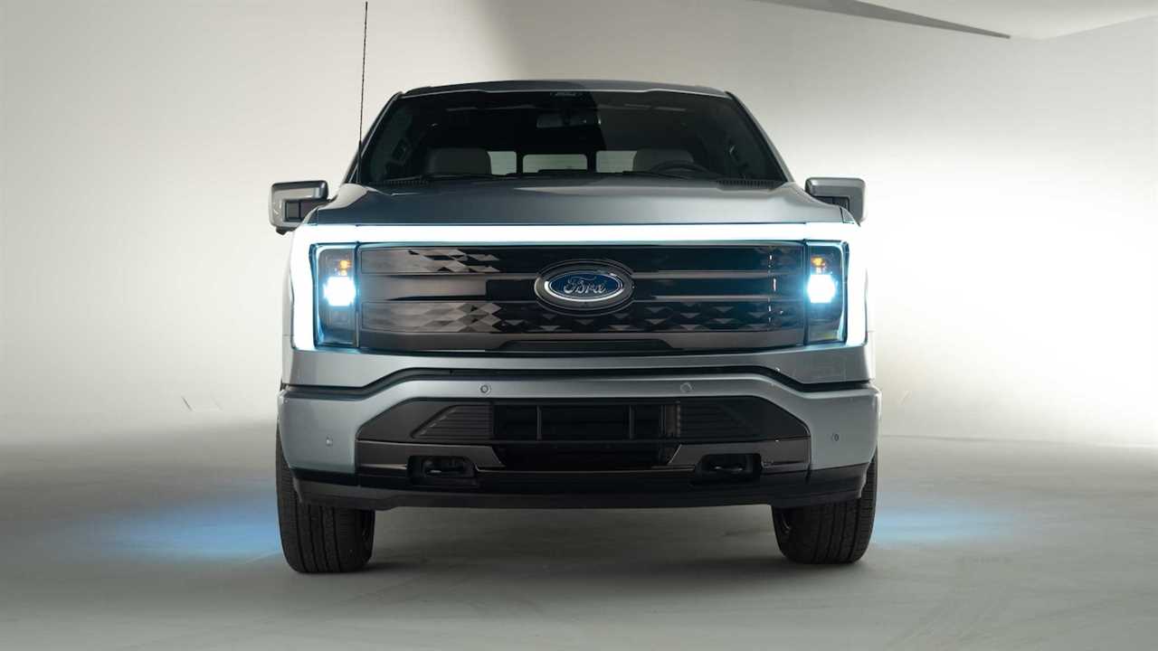 2022 Ford F-150 Lightning front lighting